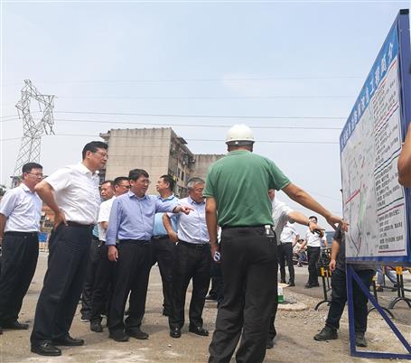 鄭俊康、吳煒到火車站周邊路網(wǎng)改造工程調(diào)研