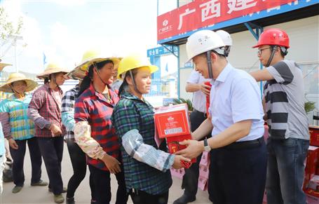 集團公司黨委委員、副總經(jīng)理侯立林到公司施工一線送清涼