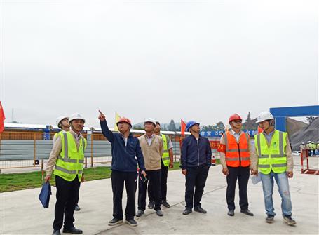 市安全文明標(biāo)準(zhǔn)化工地評審專家組到古宜鎮(zhèn)第三初級中學(xué)項(xiàng)目檢查