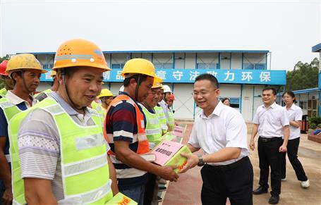 覃振華到靜脈產業(yè)園項目“送清涼”